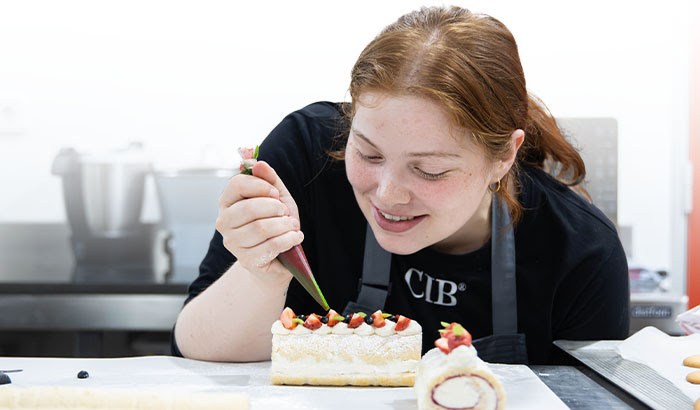 Estudiante del curso de pastelería y repostería profesional del CIB haciendo bombones