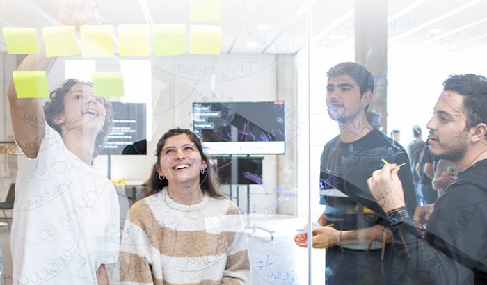 Dos alumnos chef ejecutivo debatiendo