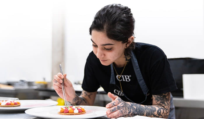 Candidato a chef pastelero presentando una elaboración gastronómica