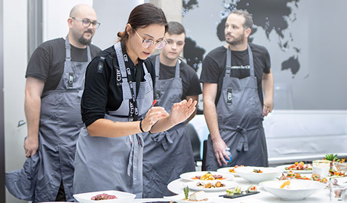 Candidata a chef presentando una elaboración gastronómica
