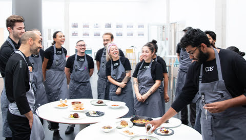 Candidata a xef presentant una elaboració gastronòmica